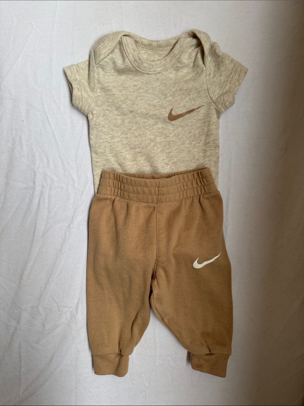 Nike Newborn Onesie & Pants Neutral Outfit - Unisex